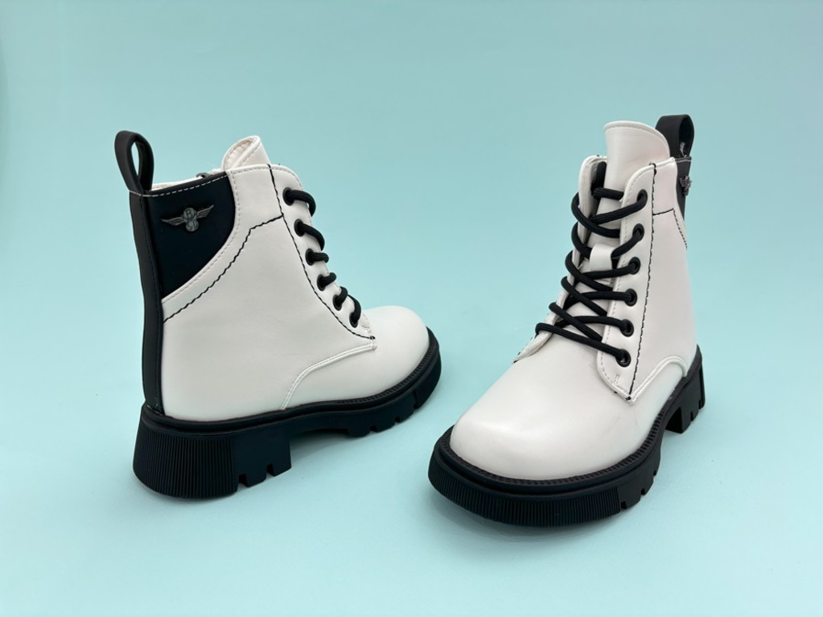 Դասական ճտքավոր մանկական կոշիկ